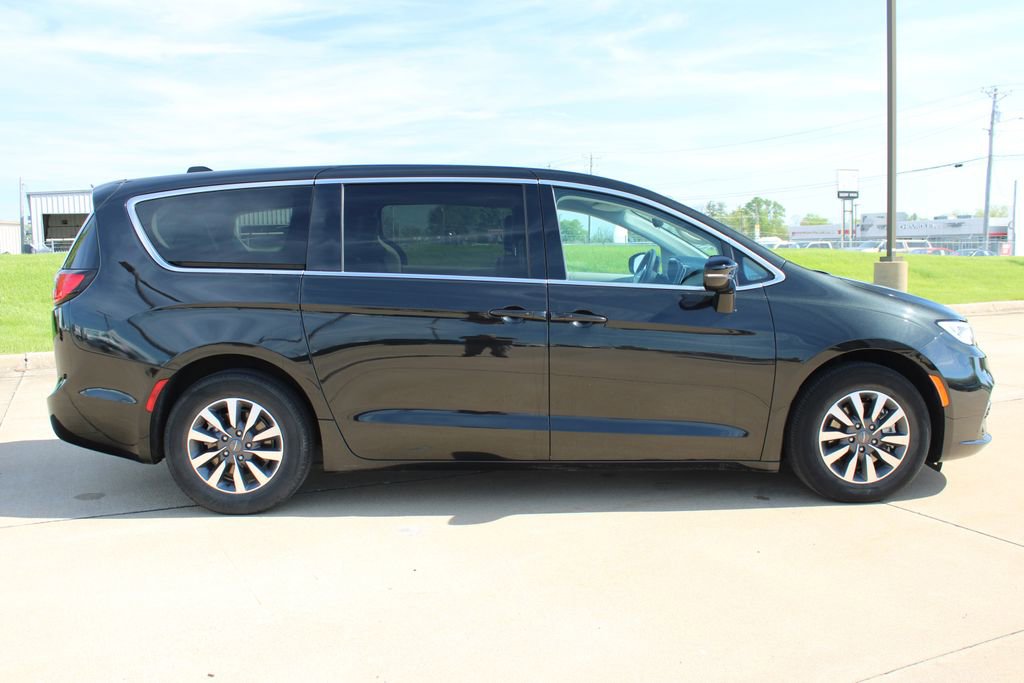 Used 2024 Chrysler Pacifica Select FWD image 4