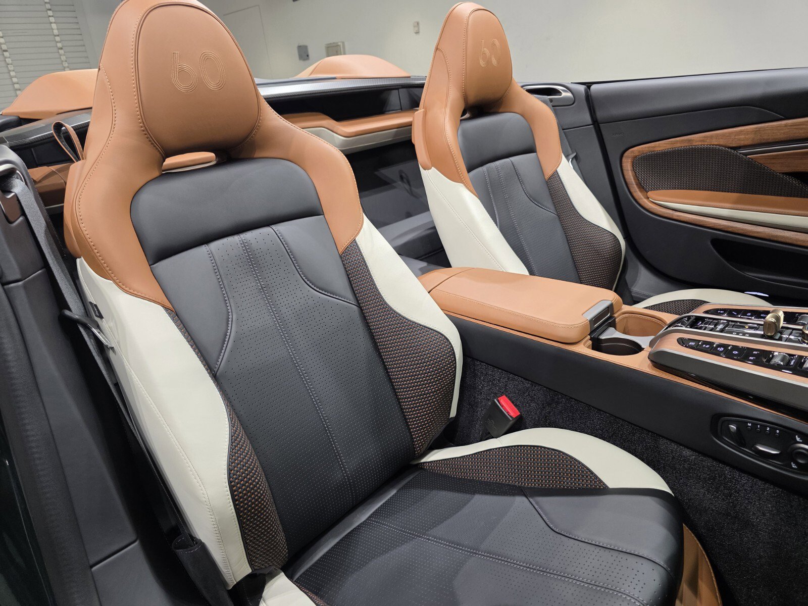 Used 2026 Aston Martin Vanquish Convertible image 27