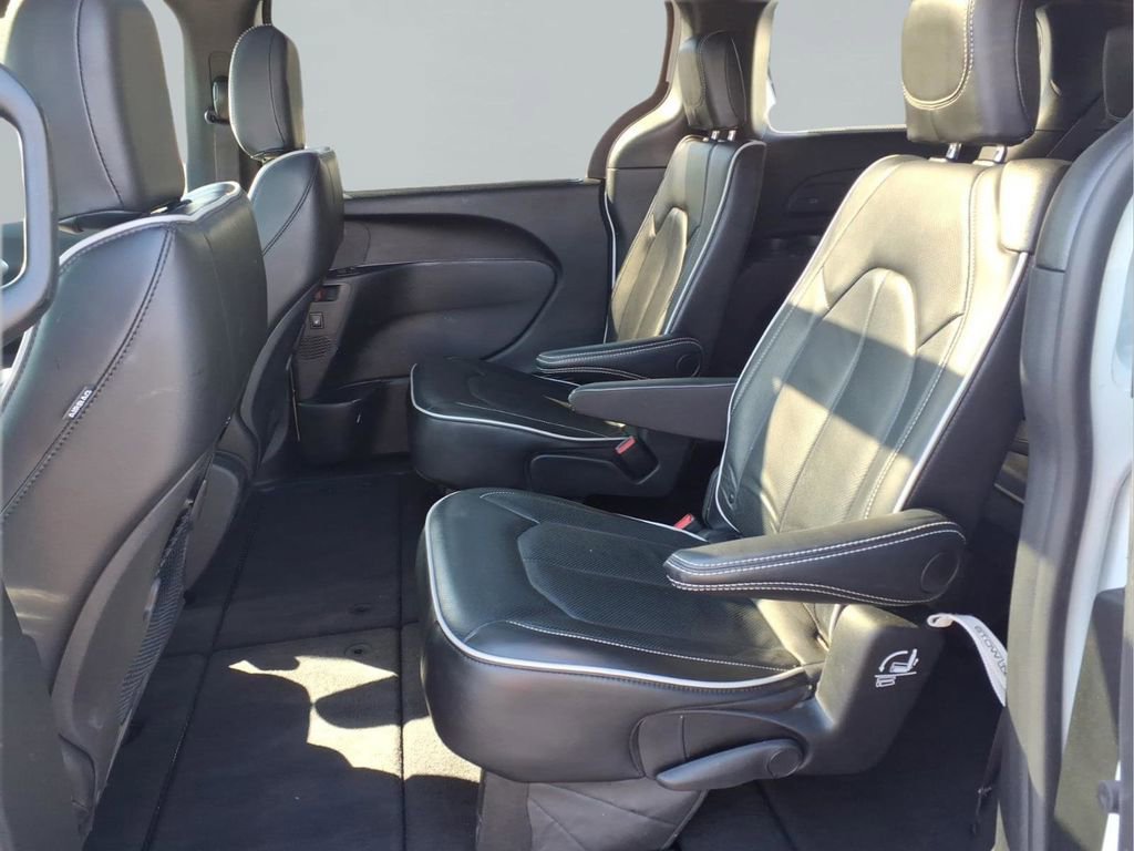Used 2025 Chrysler Pacifica Limited image 27