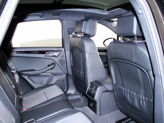 Used 2023 Porsche Macan image 23