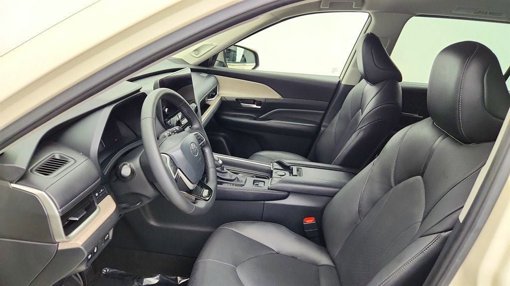Used 2024 Toyota Grand Highlander AWD image 19