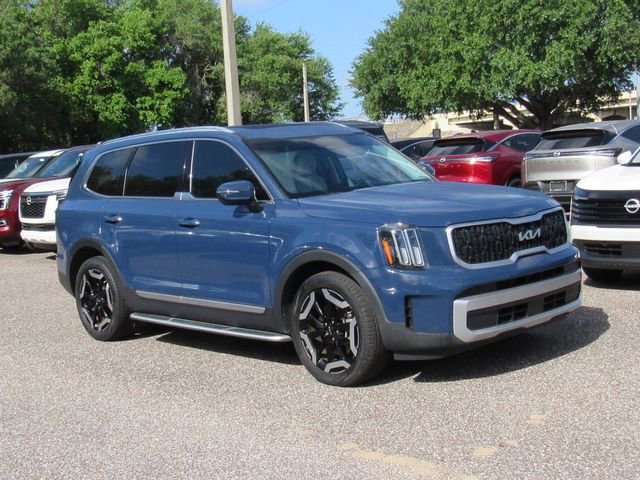 Used 2023 Kia Telluride EX w/ EX Captain's Chair Package image 1