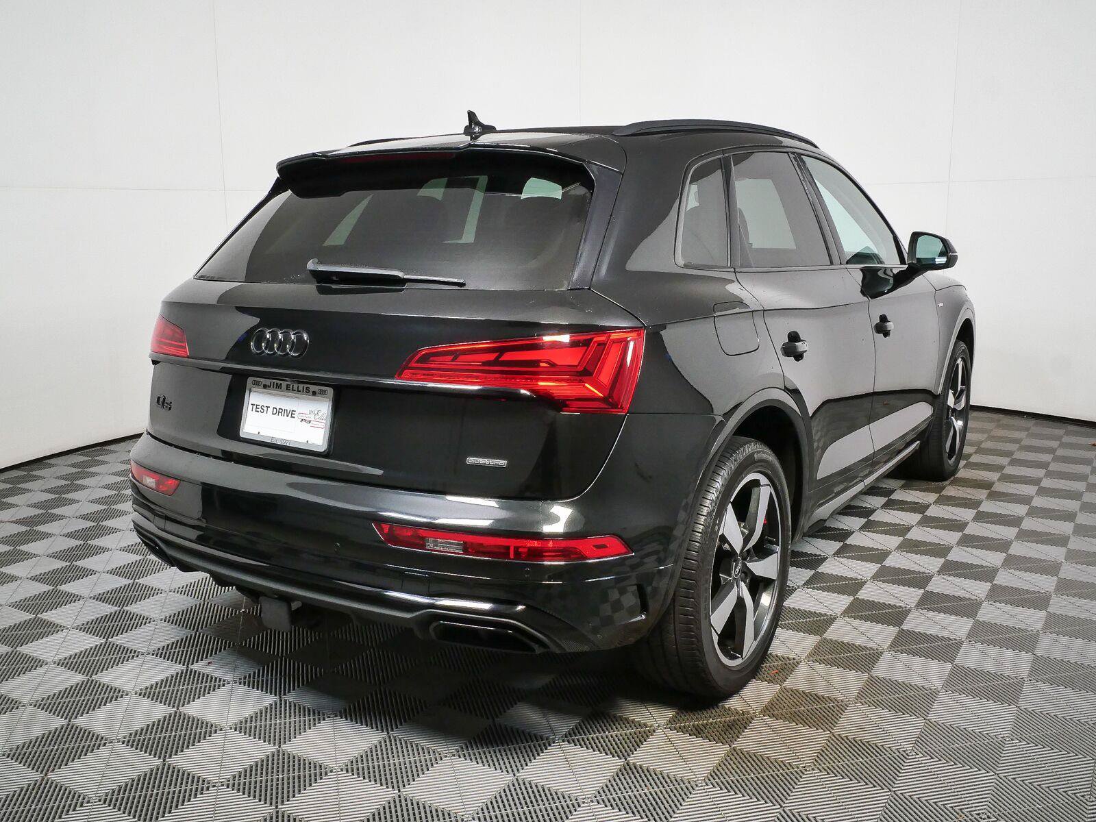 Used 2023 Audi Q5 2.0T Premium Plus w/ Premium Plus Package AWD/4WD image 3