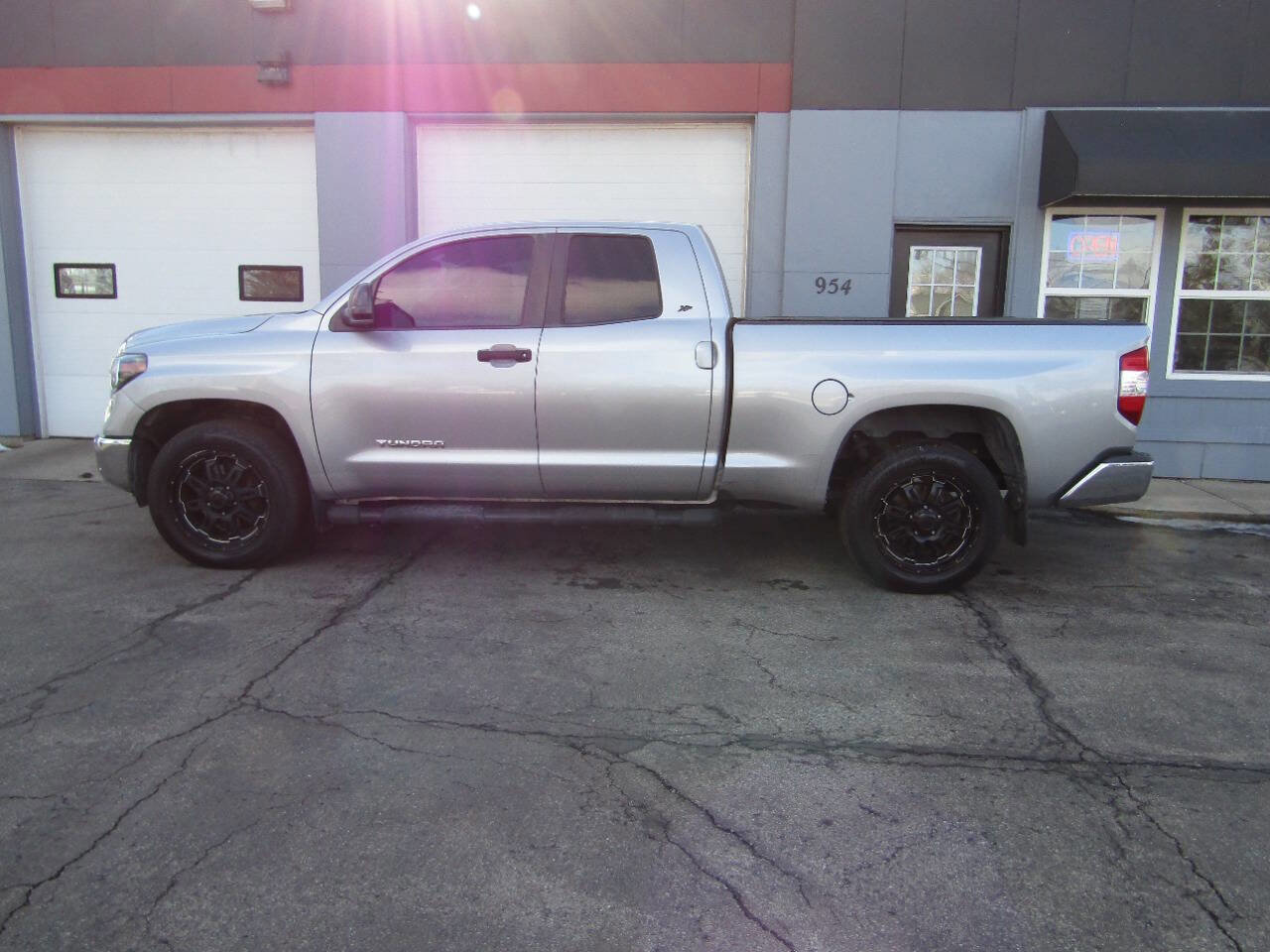 Used 2015 Toyota Tundra SR5 image 1