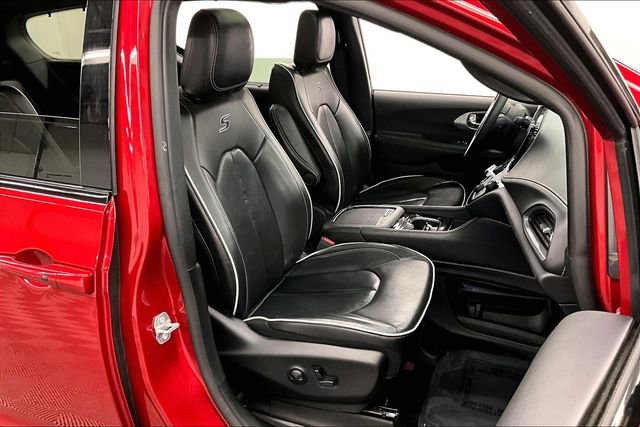 Used 2025 Chrysler Pacifica Limited image 8