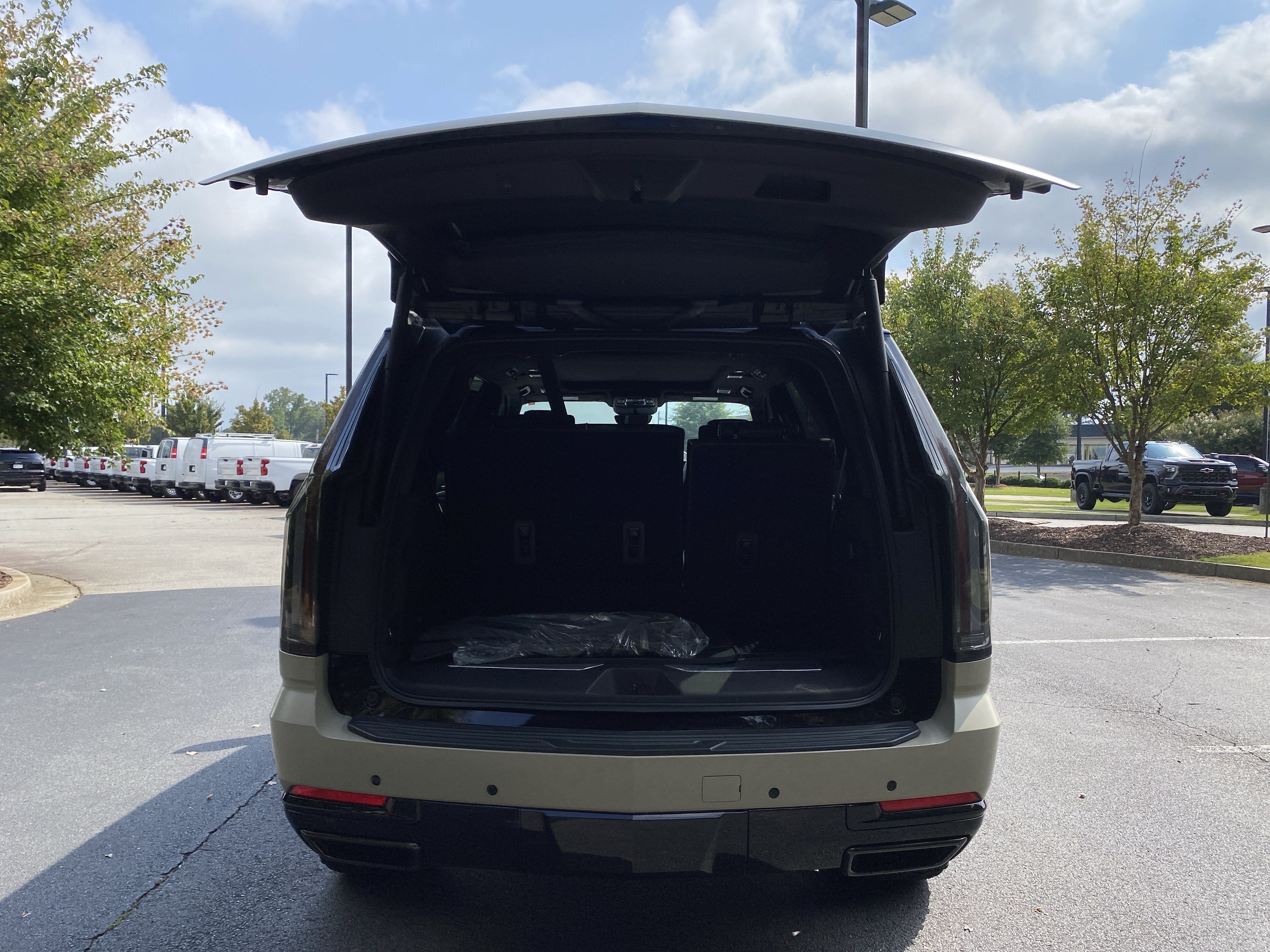 Used 2025 Cadillac Escalade Sport Platinum w/ LPO, Floor Liner Package AWD/4WD image 11