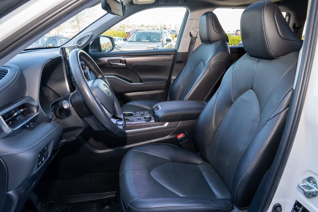 Used 2023 Toyota Highlander Limited image 13