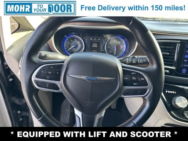 Used 2017 Chrysler Pacifica Touring-L image 12