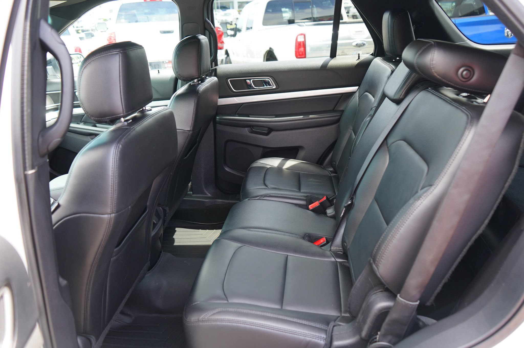 Used 2016 Ford Explorer XLT w/ Equipment Group 202A AWD/4WD image 14