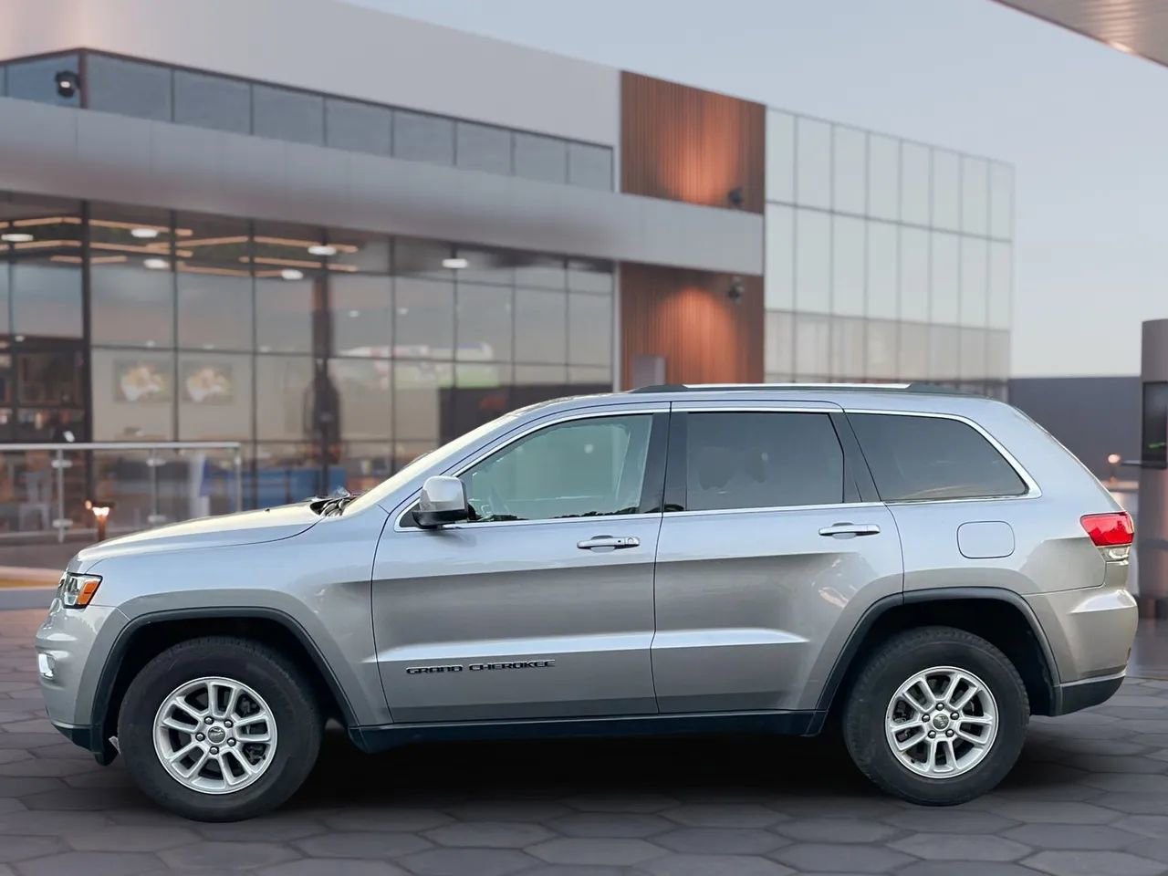 Used 2018 Jeep Grand Cherokee Laredo image 3