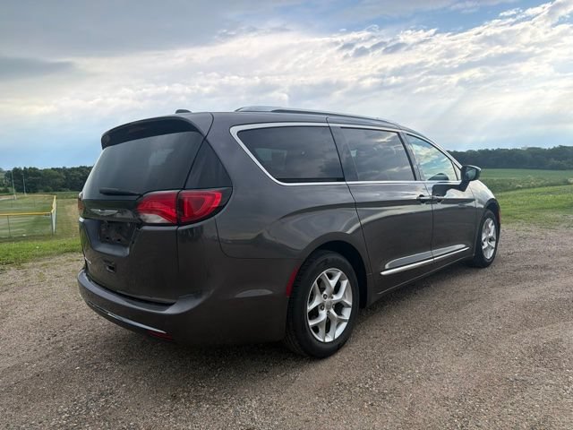 Used 2018 Chrysler Pacifica Touring-L Plus w/ Advanced Safetytec Group FWD image 5
