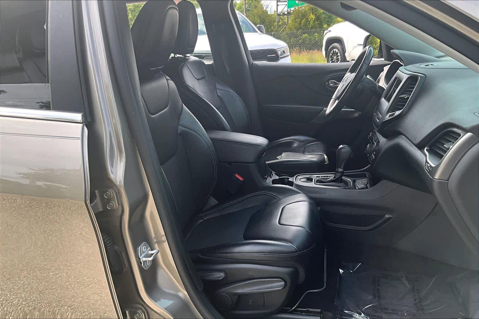 Used 2019 Jeep Cherokee Latitude Plus w/ Comfort/Convenience Group FWD image 9