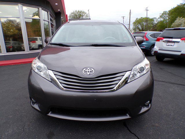 Used 2013 Toyota Sienna XLE FWD image 2