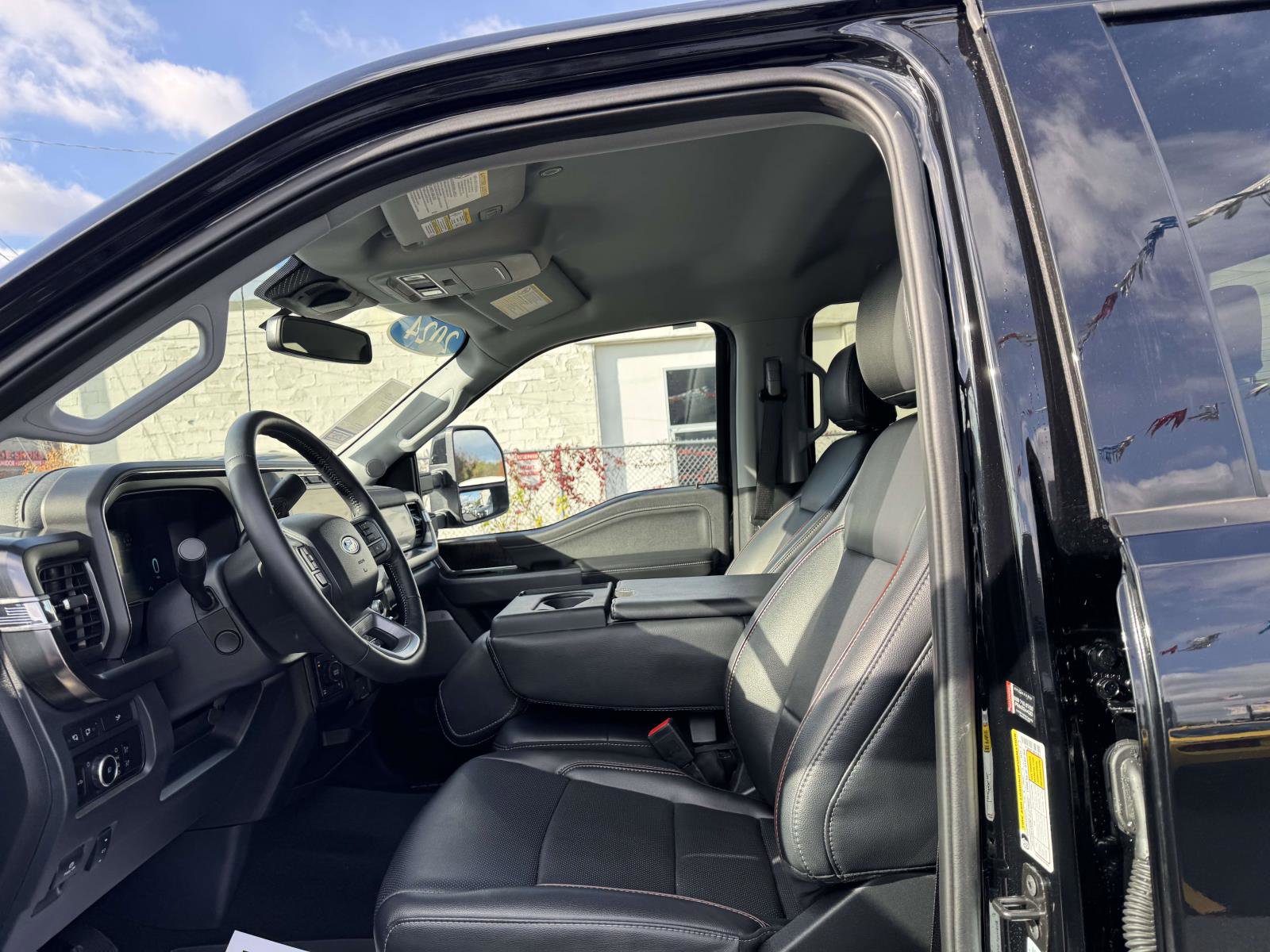 Used 2024 Ford F350 Lariat w/ Sport Appearance Package image 15