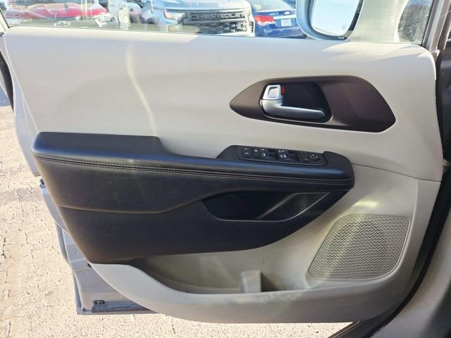 Used 2017 Chrysler Pacifica Touring-L FWD image 13