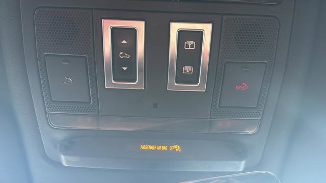 Used 2023 Land Rover Defender 130 SE image 32