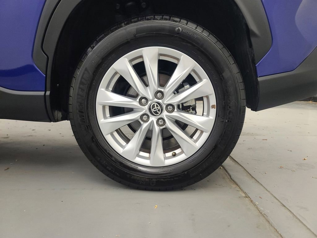 Used 2025 Toyota Corolla Cross LE image 11