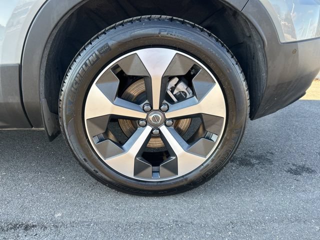 Certified 2025 Volvo XC40 B5 Plus AWD/4WD image 8