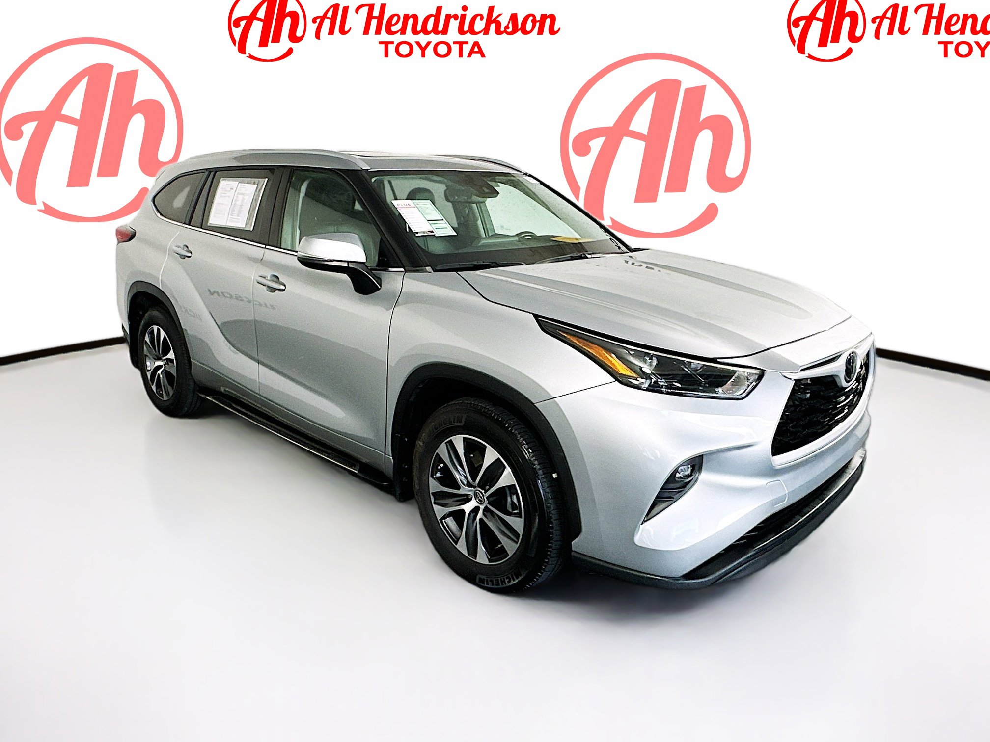 Used 2023 Toyota Highlander XLE FWD image 1