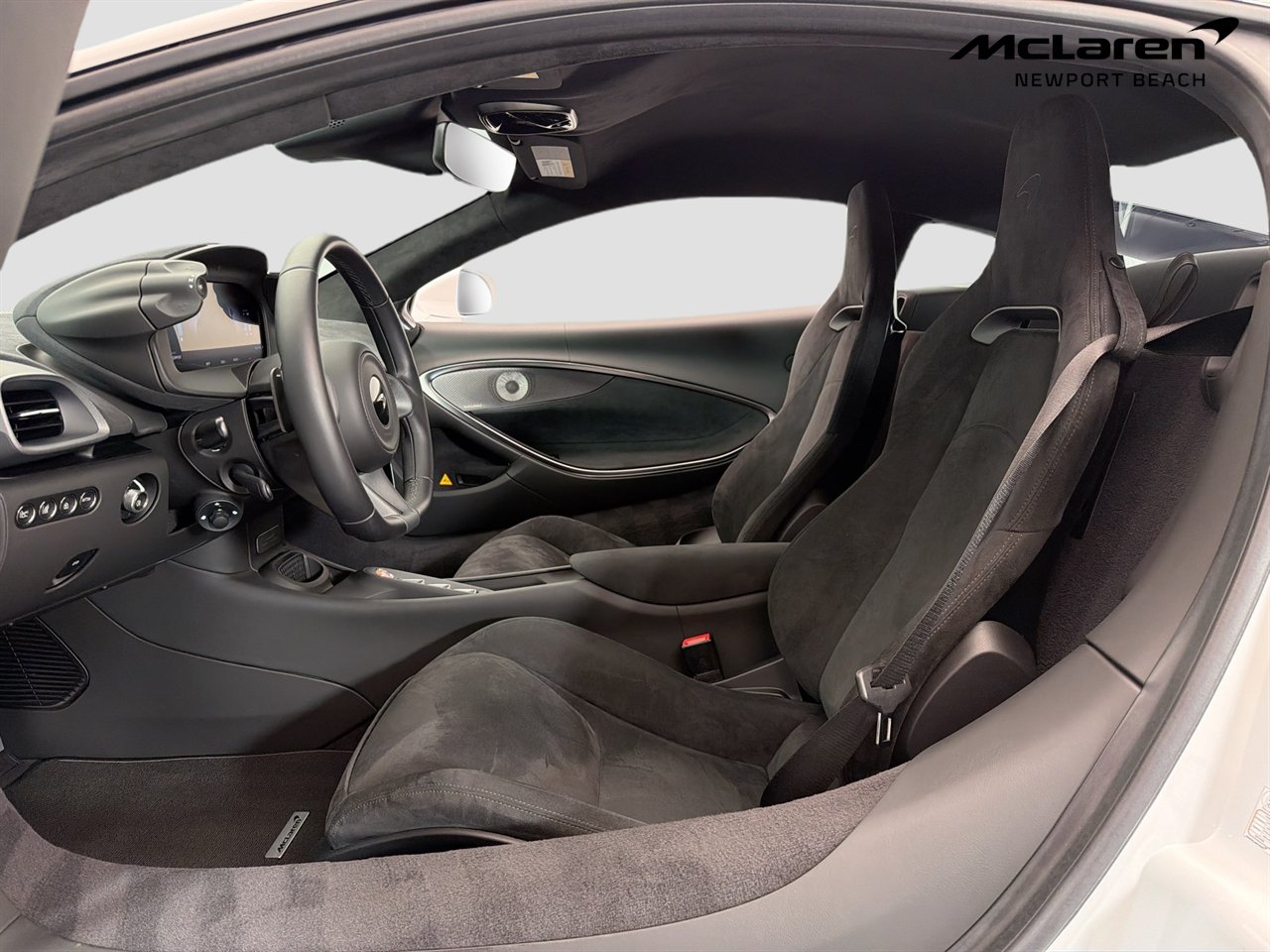 Used 2025 McLaren Artura RWD image 28