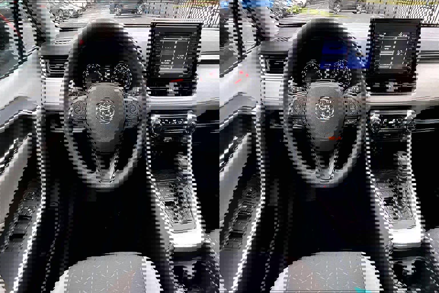 Used 2020 Toyota RAV4 XLE image 6