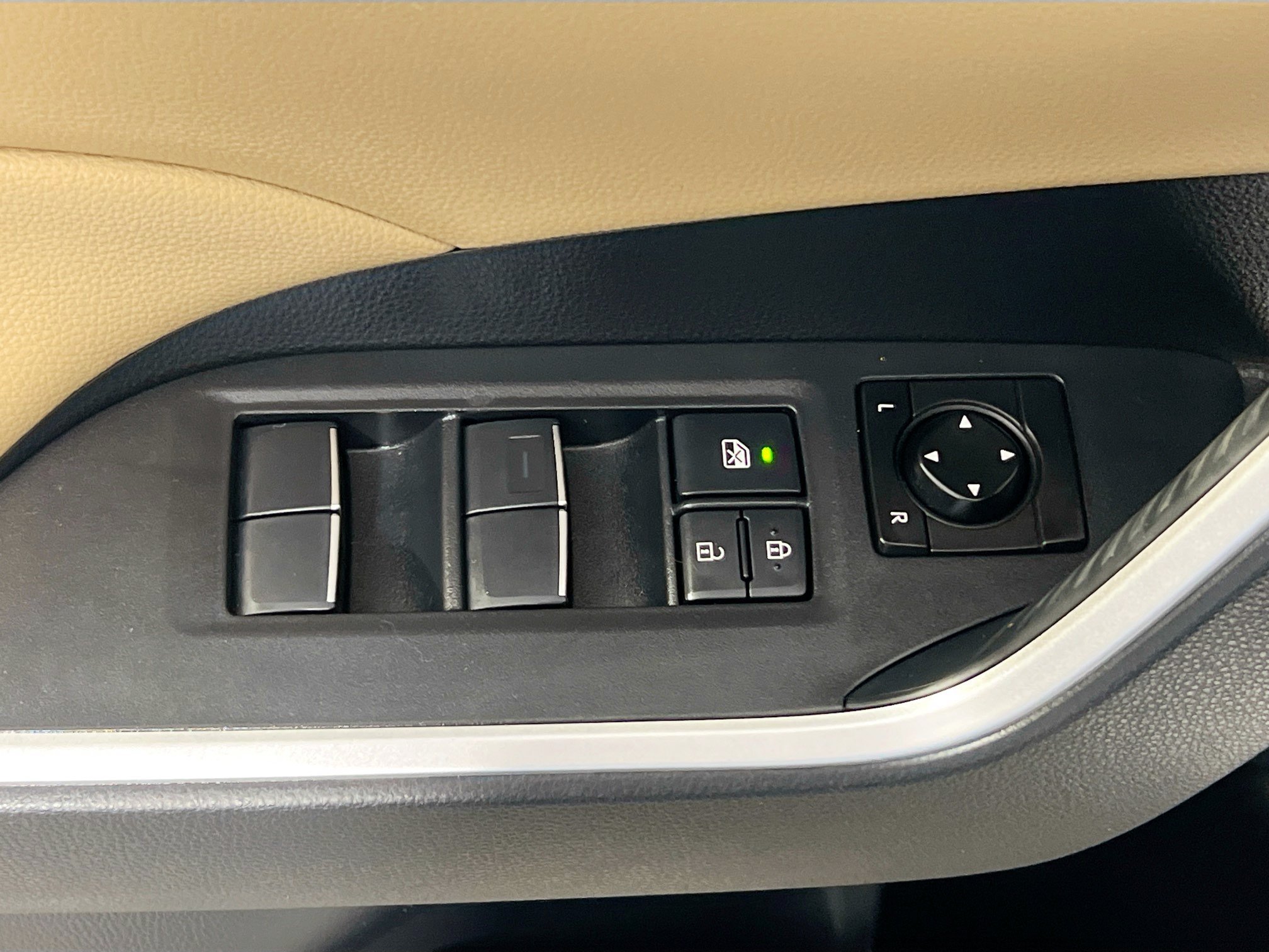 Used 2019 Toyota RAV4 XLE Premium FWD image 16