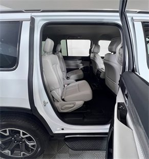 Used 2024 Jeep Wagoneer Series III w/ Flexible Seating Group image 8