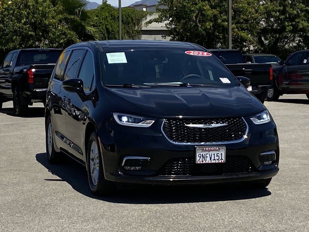 Used 2024 Chrysler Pacifica Touring FWD image 45