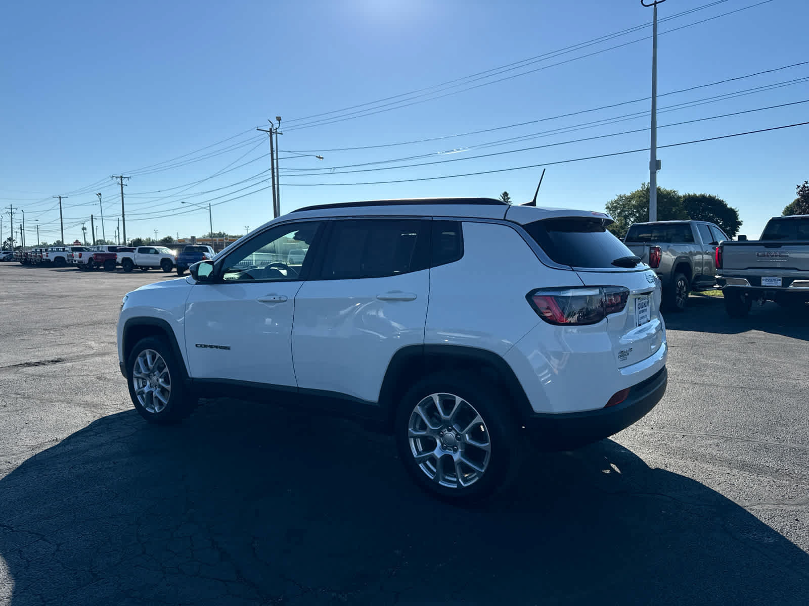 Used 2024 Jeep Compass Latitude w/ Sun and Sound Group AWD/4WD image 3