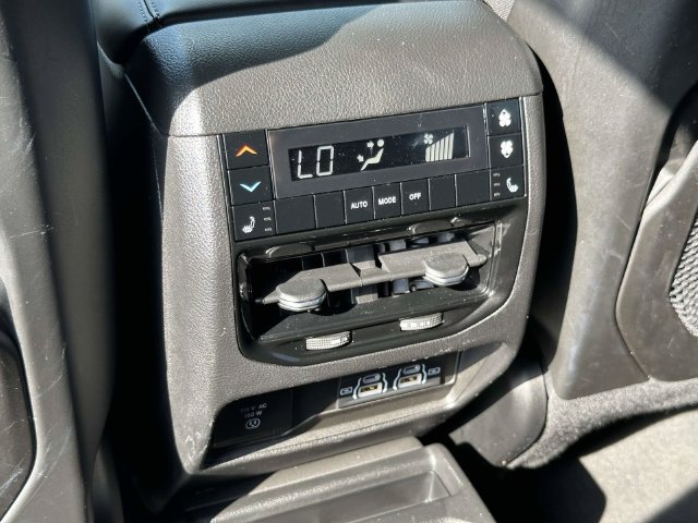 Used 2023 Jeep Grand Cherokee L Limited w/ Black Appearance Package AWD/4WD image 19