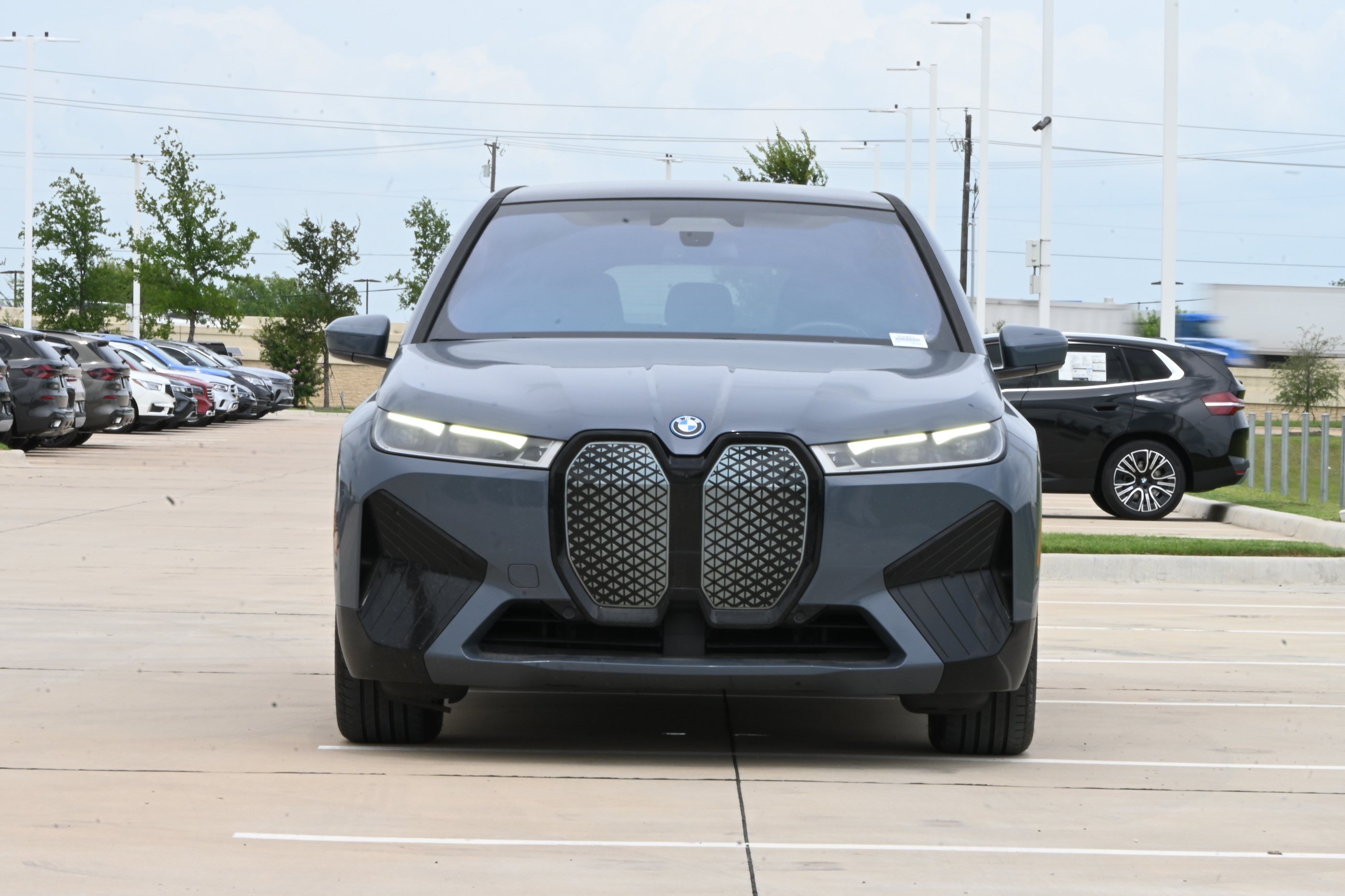 Used 2023 BMW iX xDrive50 w/ Premium Package AWD/4WD image 3