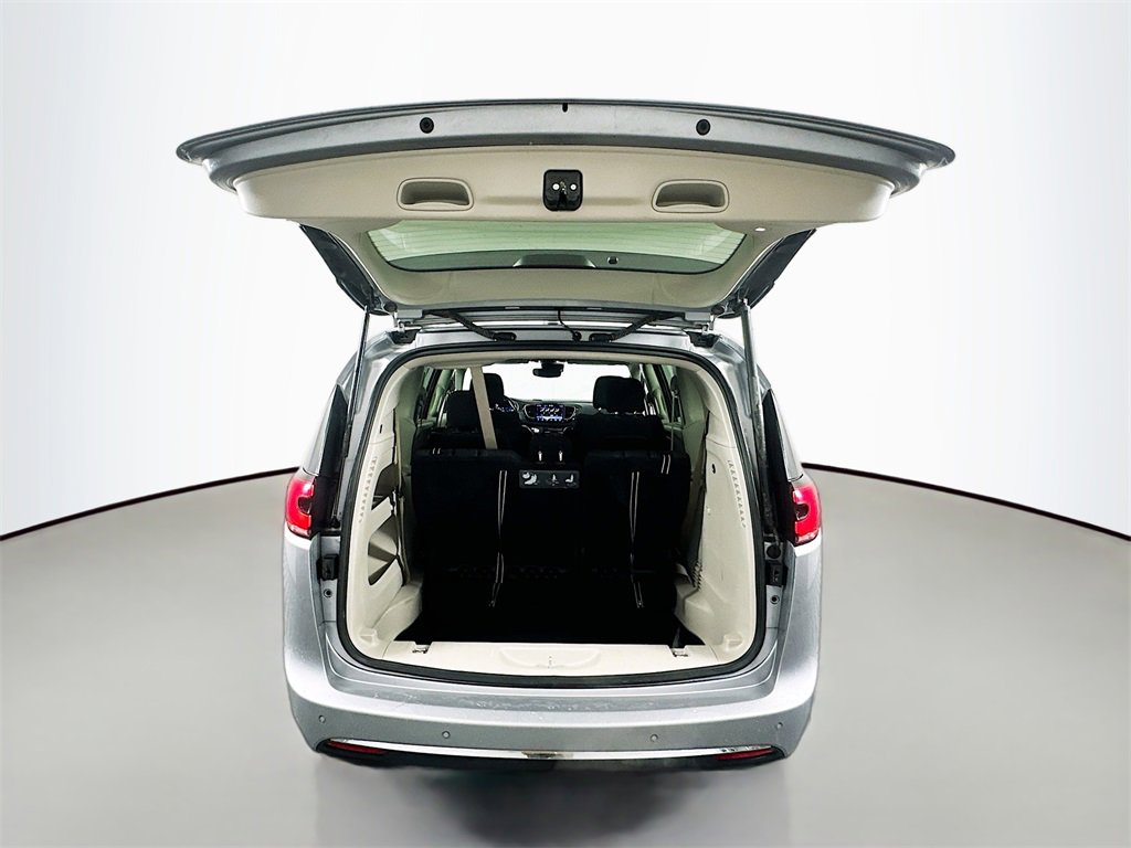 Used 2021 Chrysler Pacifica Touring w/ Cold Weather Group image 27