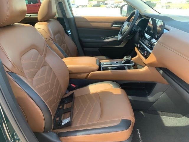 Used 2025 Nissan Pathfinder Platinum w/ Black Appearance Package image 32