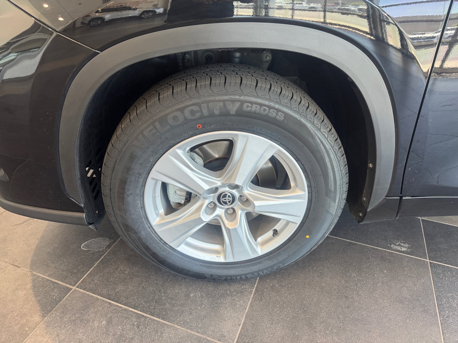Used 2025 Toyota Highlander LE FWD image 26