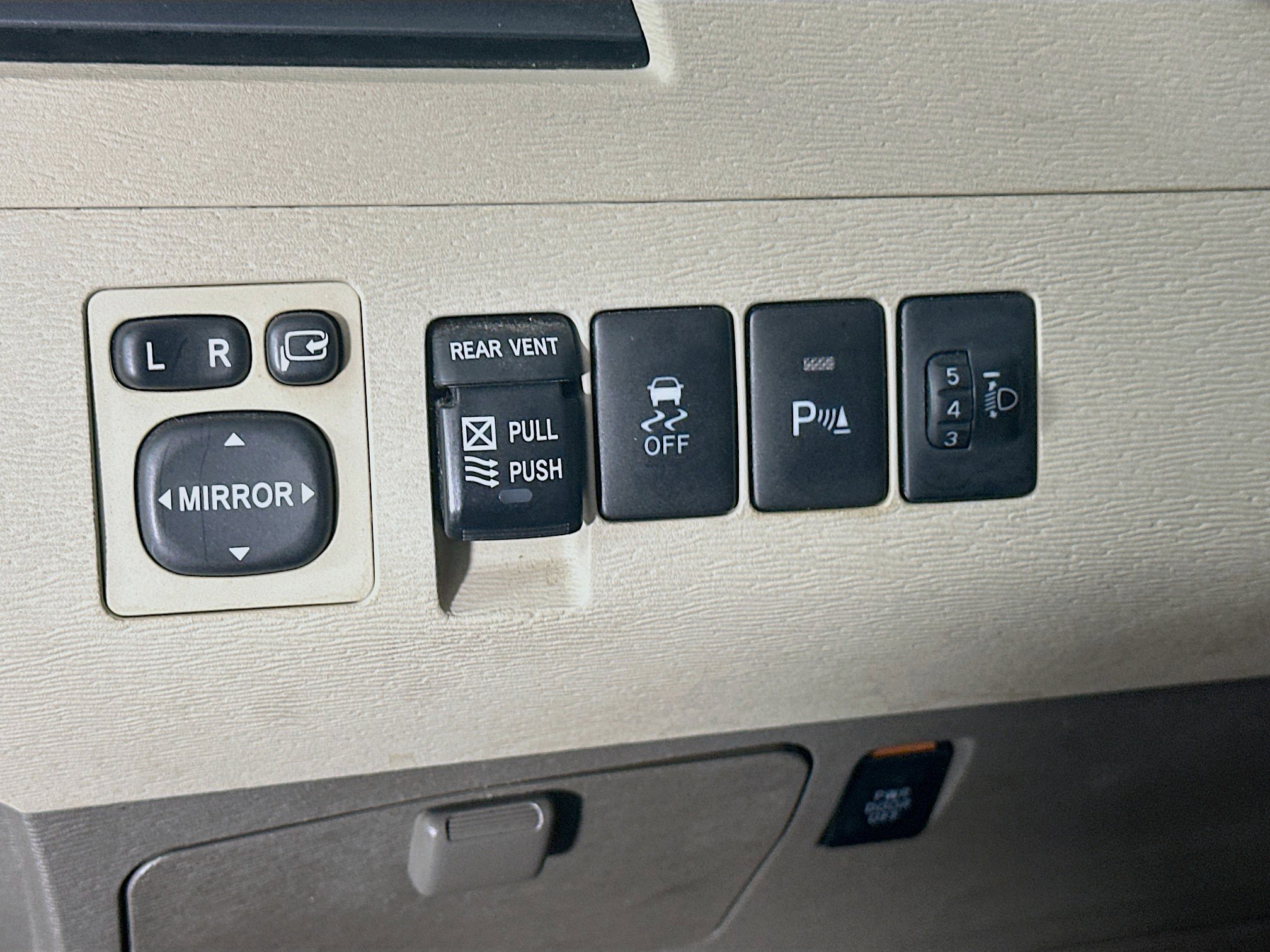 Used 2011 Toyota Sienna Limited w/ Premium Pkg FWD image 16