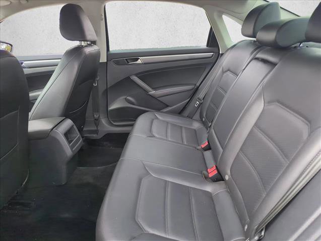 Used 2018 Volkswagen Passat 2.0T R-Line image 17