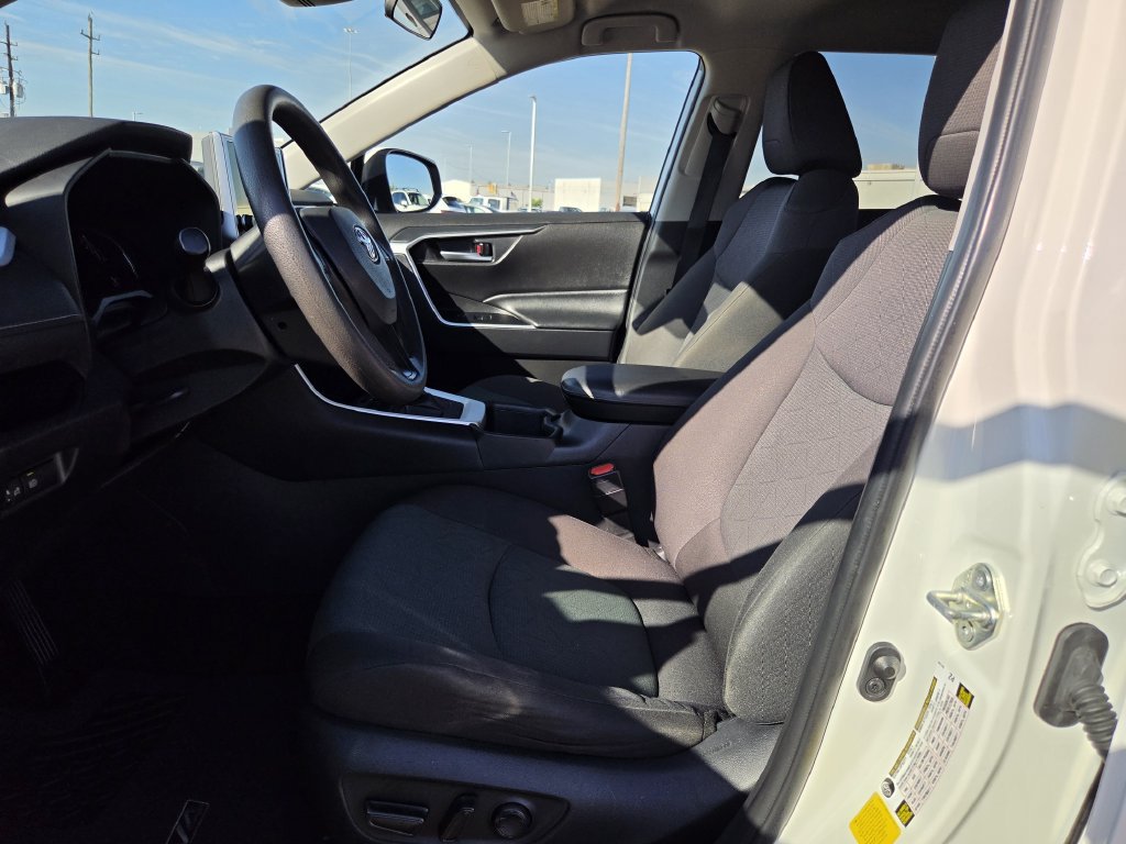 Used 2025 Toyota RAV4 XLE FWD image 27