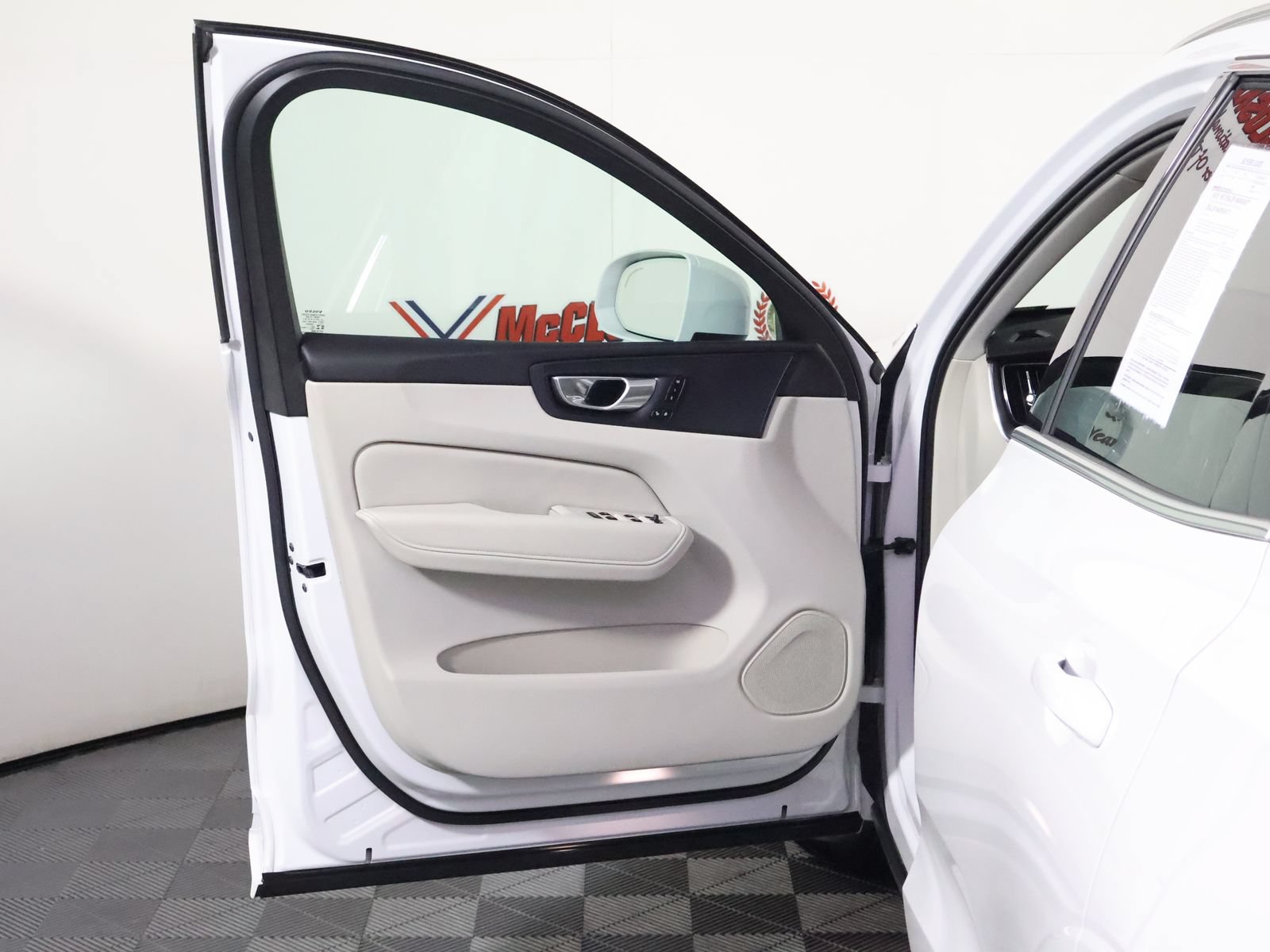 Used 2023 Volvo XC60 B5 Plus AWD/4WD image 24
