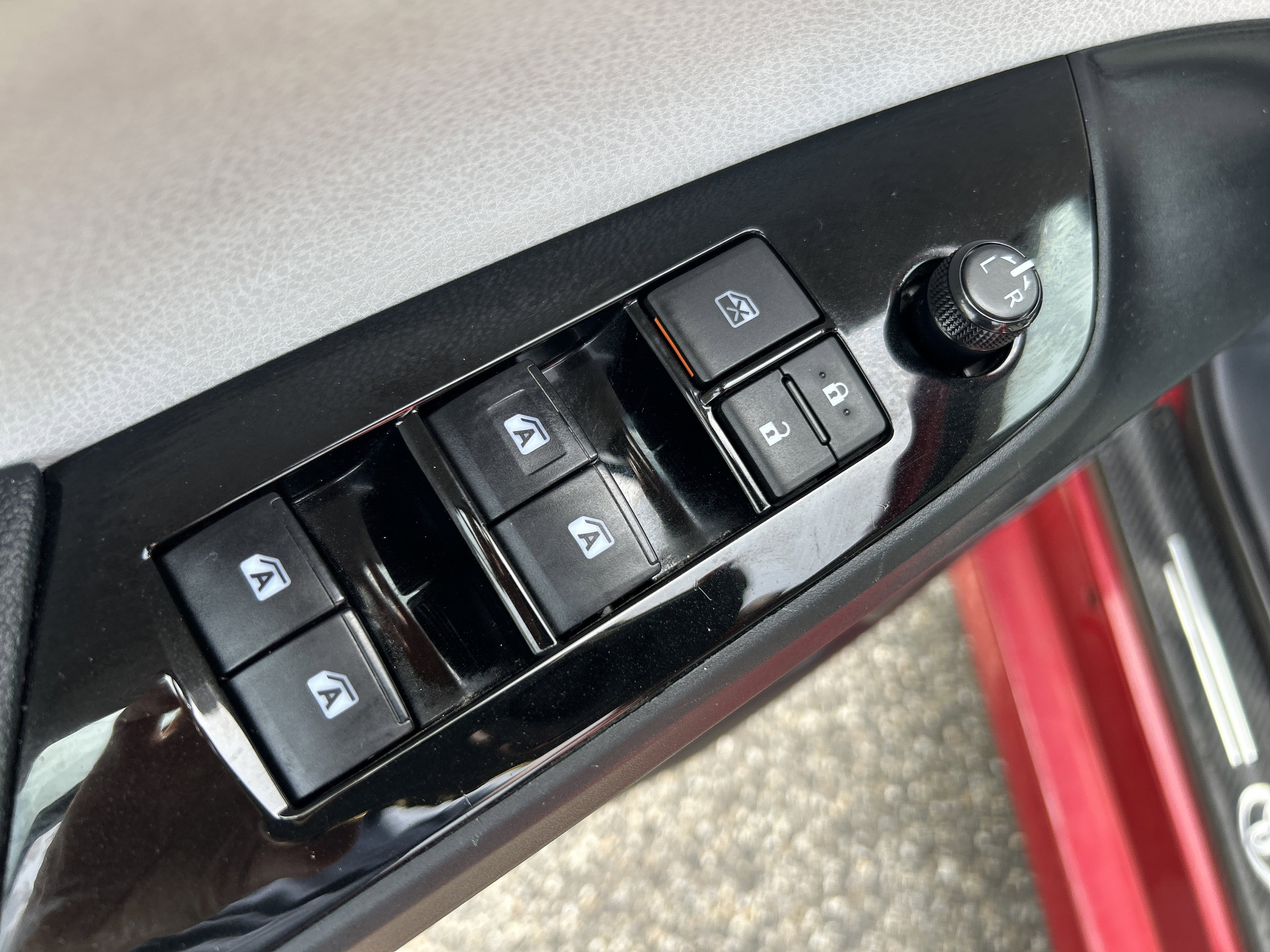 Used 2018 Toyota Prius Prime Advanced w/ Carpet Mat Package FWD image 20