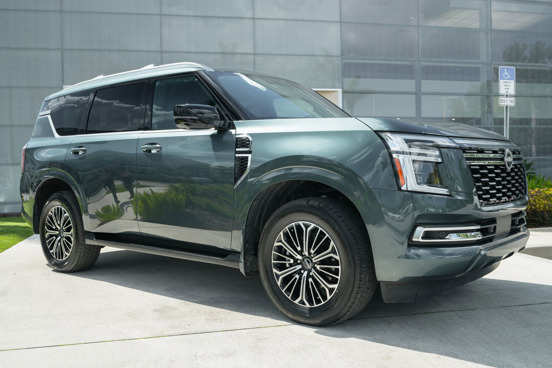 Used 2025 Nissan Armada Platinum image 4