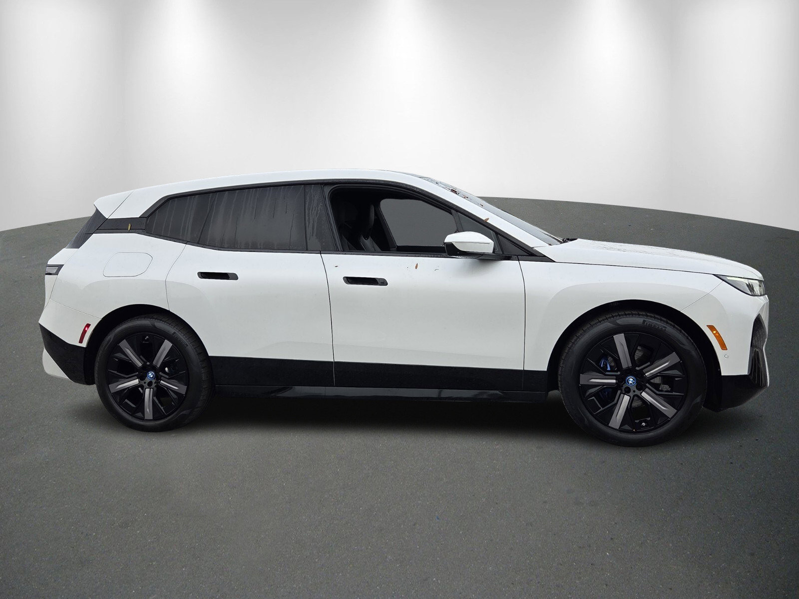 Used 2024 BMW iX xDrive50 w/ Premium Package image 8