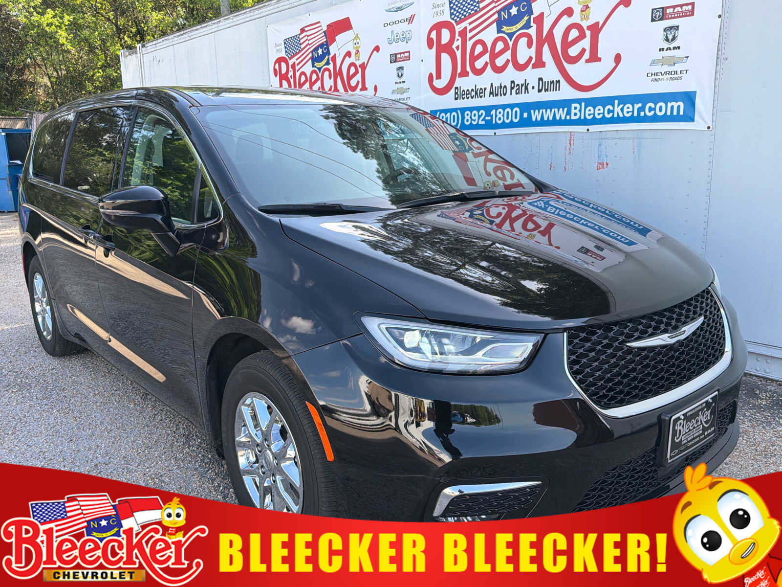 Used 2024 Chrysler Pacifica Touring-L FWD image 1