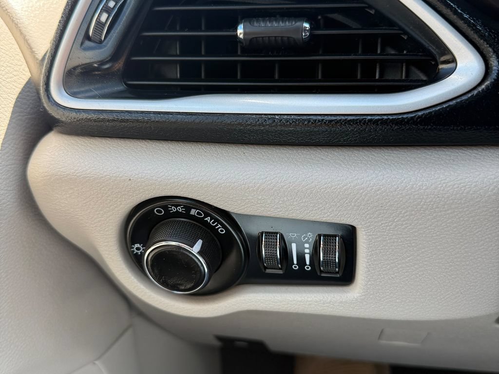 Used 2020 Chrysler Voyager Lxi FWD image 36