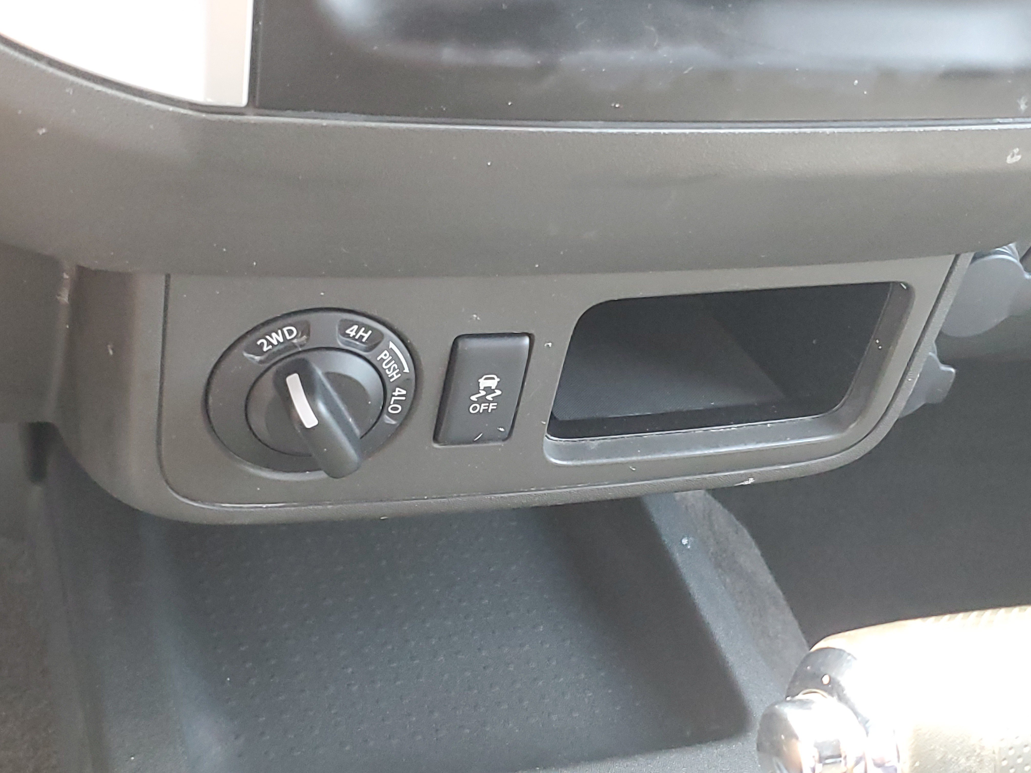 Used 2015 Nissan Frontier SV AWD/4WD image 24
