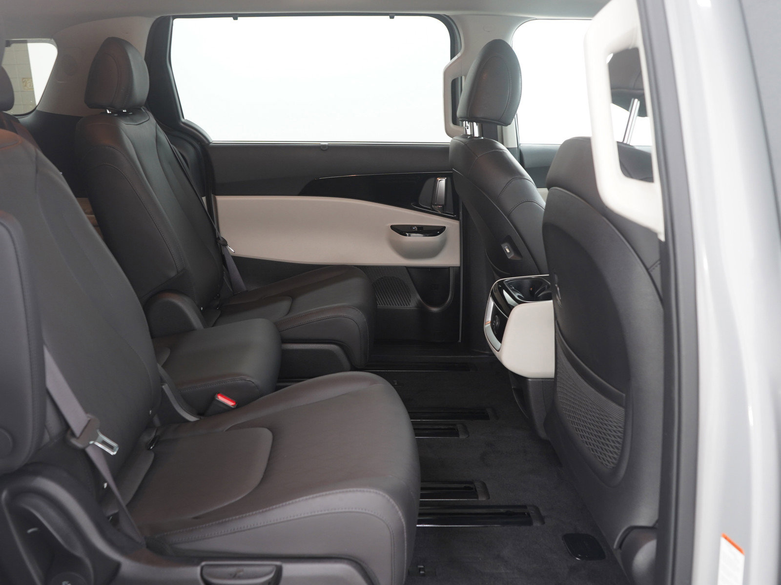 Used 2024 Kia Carnival EX image 14