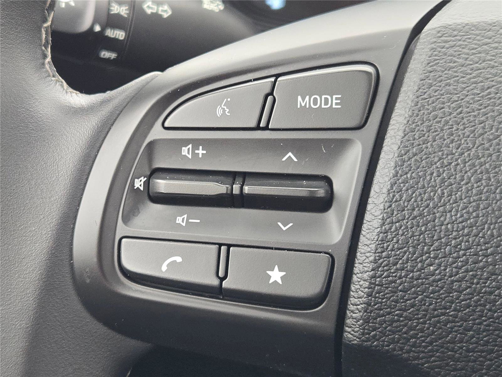 Used 2025 Hyundai Venue SEL image 32