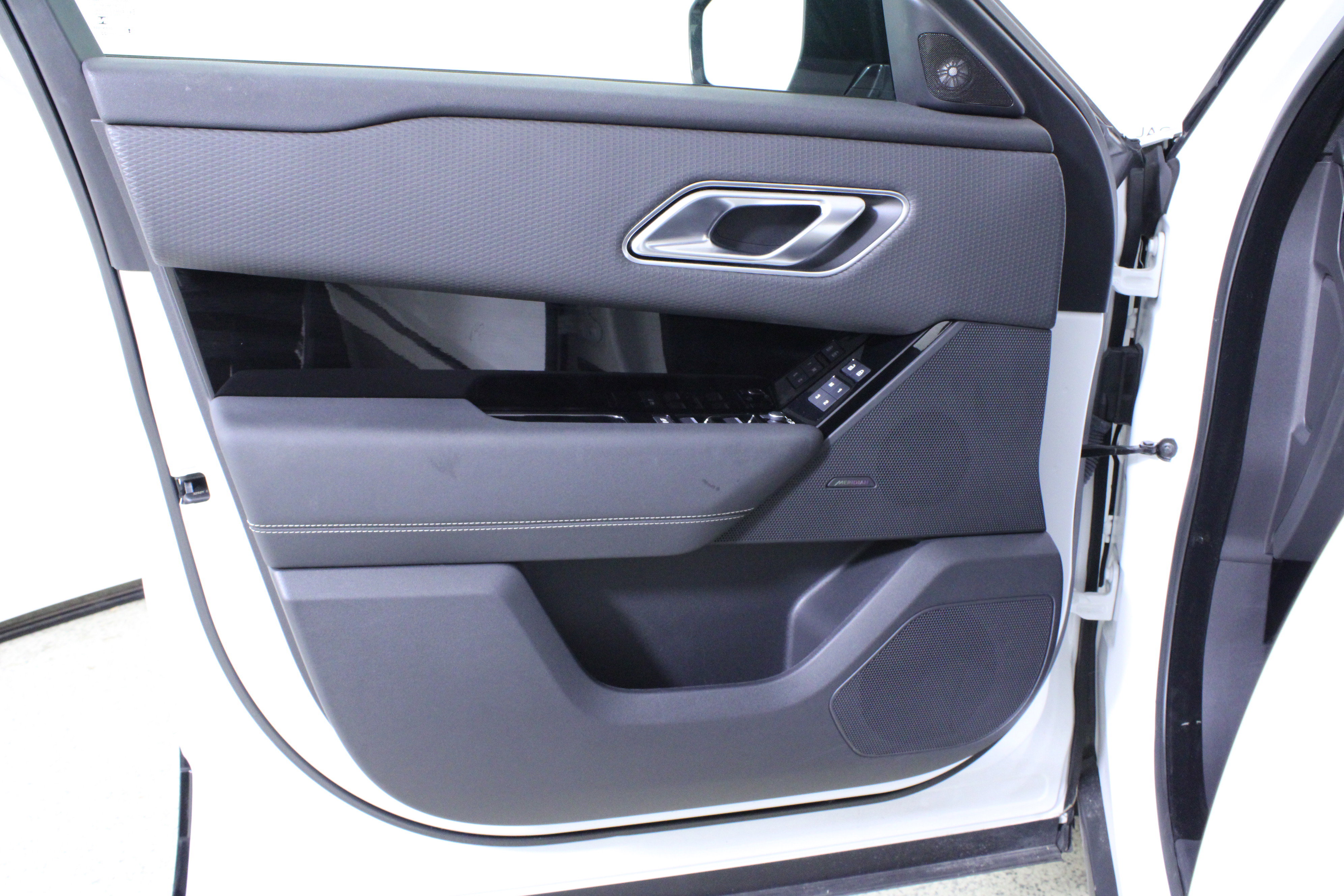 Used 2023 Land Rover Range Rover Velar R-Dynamic S image 17