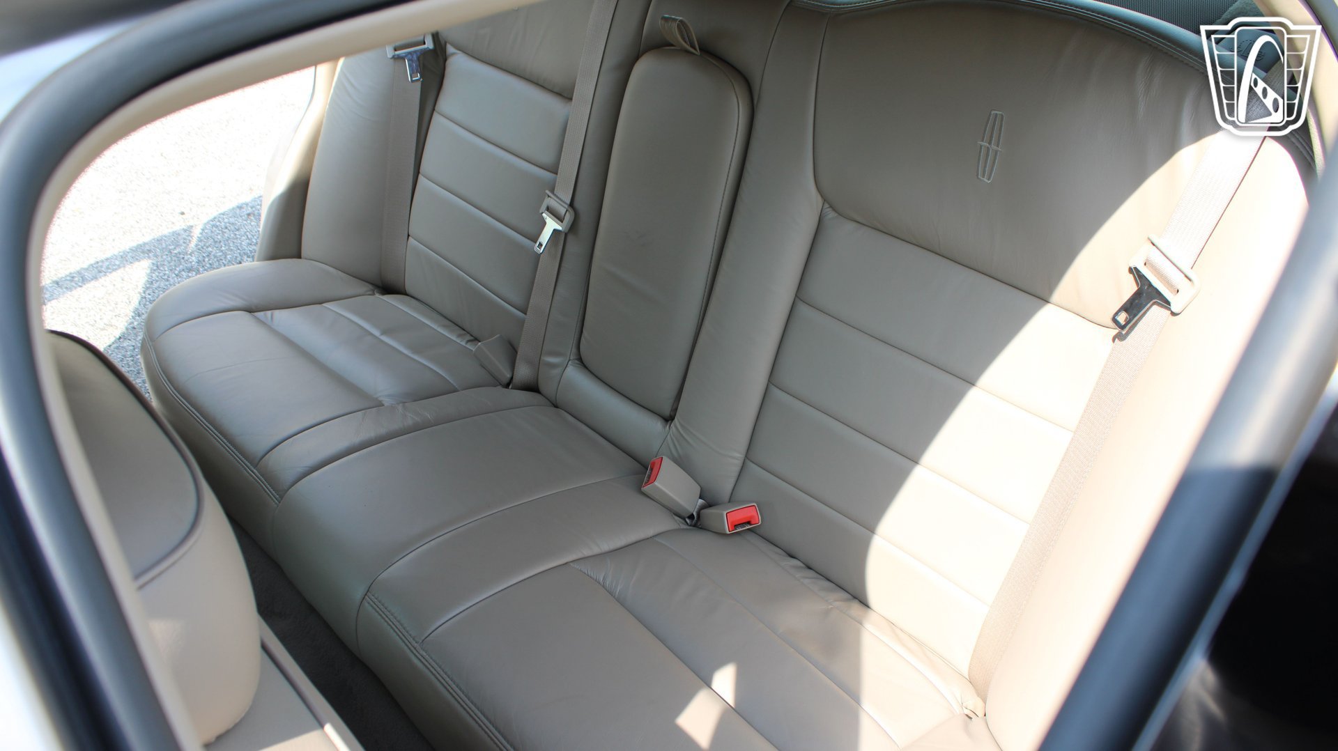 Used 2002 Lincoln Town Car Executive RWD image 15