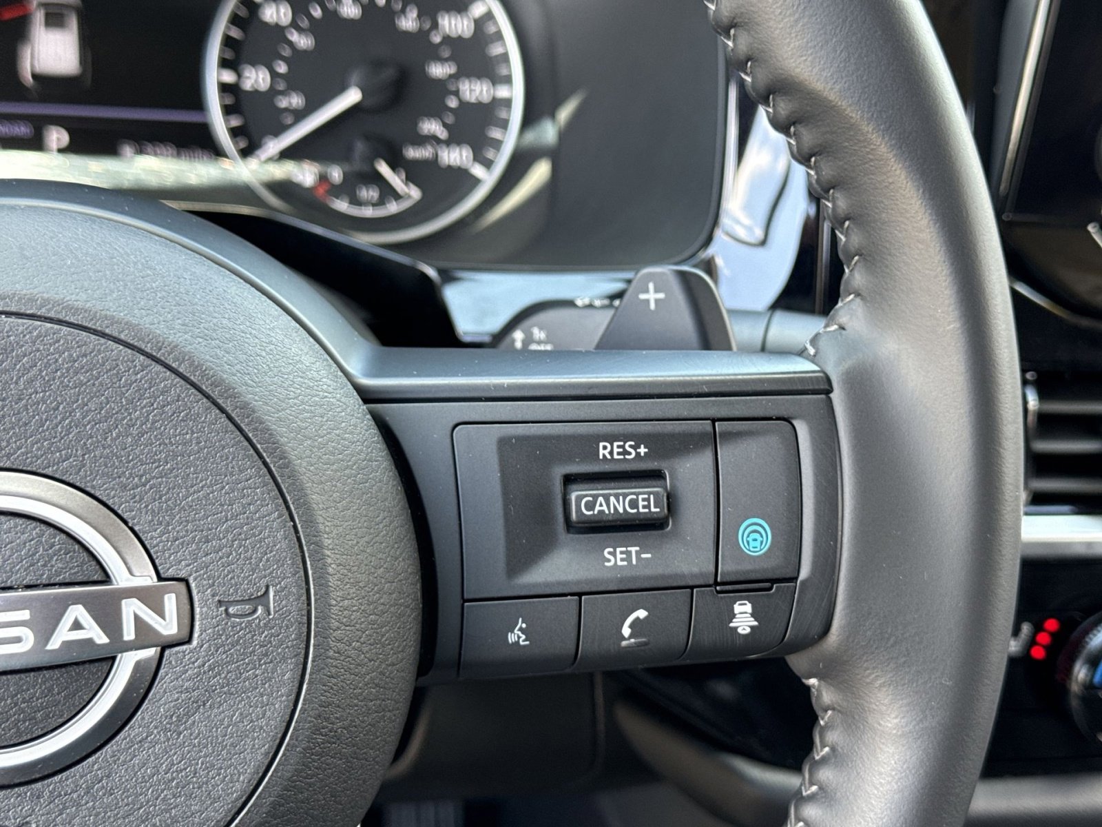 Used 2025 Nissan Pathfinder SV FWD image 33