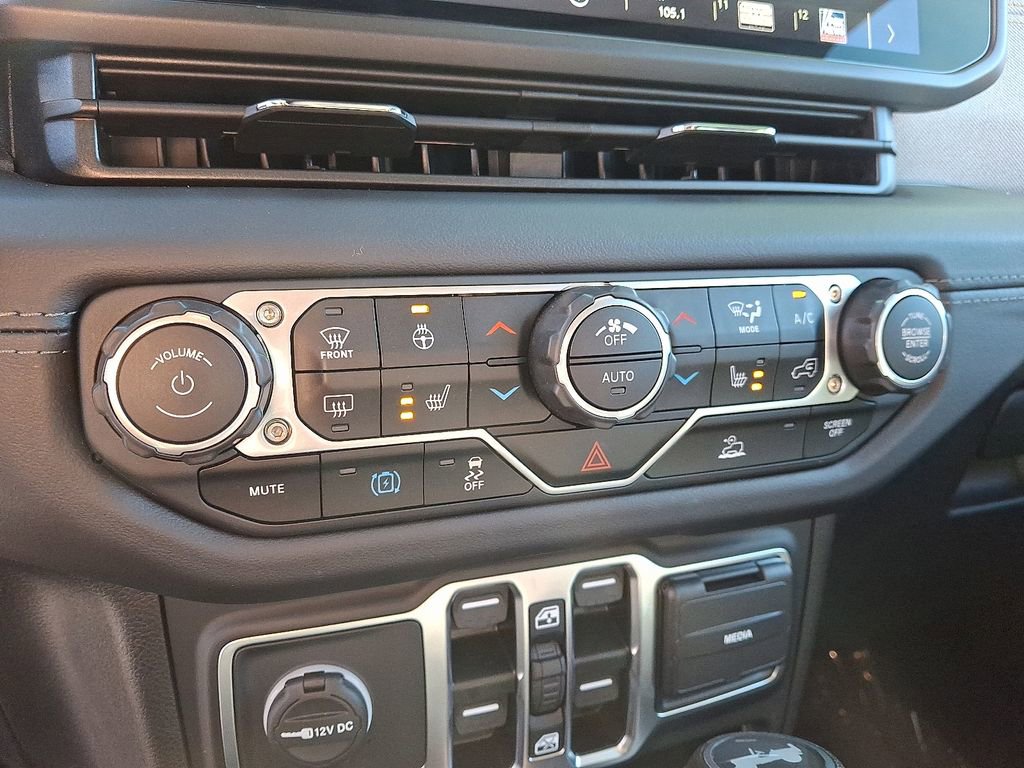 Used 2025 Jeep Wrangler Unlimited Sahara image 15